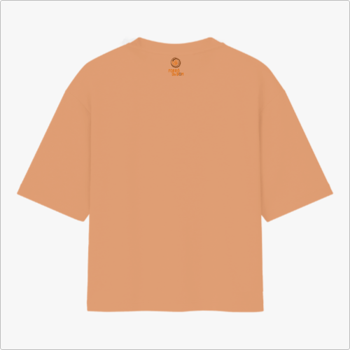 Camiseta com estampa frontal de texto "Forró é patrimônio" e estampa traseira com pequeno logotipo circular acima de texto menor centralizado.