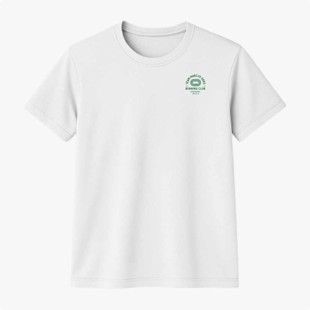 Camiseta com estampa frontal de tipografia circular em torno de um tênis, dizendo "Running Club", e estampa traseira de logotipo geométrico com texto.