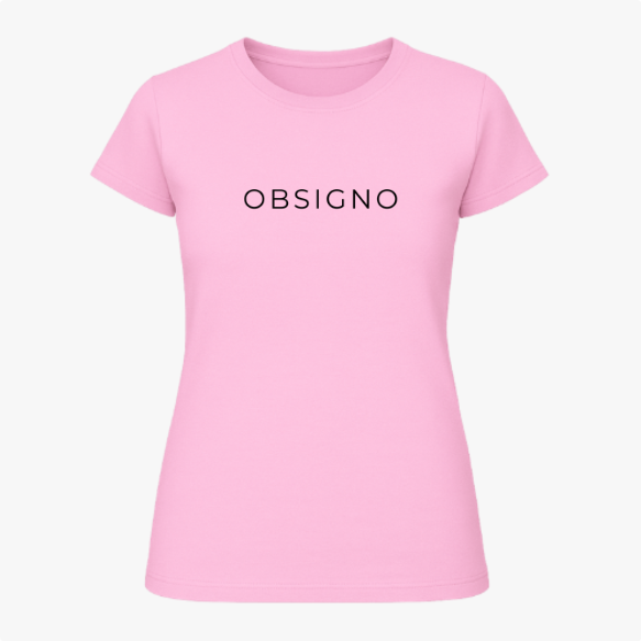 Camiseta com estampa frontal de texto minimalista apresentando a palavra "OBSIGNO" em um estilo simples e moderno.