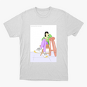 Camiseta com estampa frontal de uma figura sentada em cadeiras entrelaçadas, vestindo roupas casuais e tênis, sobre um piso com padrão geométrico.