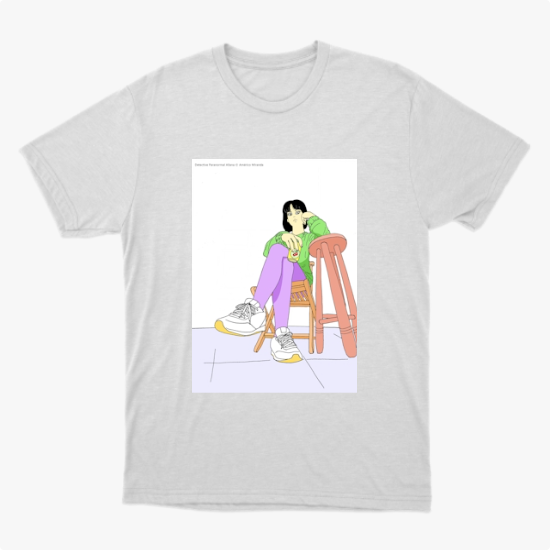 Camiseta com estampa frontal de uma figura sentada em cadeiras entrelaçadas, vestindo roupas casuais e tênis, sobre um piso com padrão geométrico.