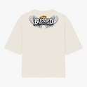 Camiseta com estampa frontal de um pequeno símbolo de leão com coroa e estampa traseira de asas estilizadas com a palavra "Blessed" e auréola acima.