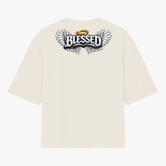 Camiseta com estampa frontal de um pequeno símbolo de leão com coroa e estampa traseira de asas estilizadas com a palavra "Blessed" e auréola acima.