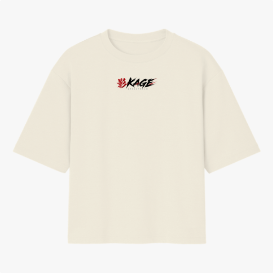 Camiseta com estampa frontal de texto estilizado com símbolos e estampa traseira de personagem em ação rodeado por cartas e efeitos dinâmicos.