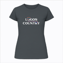 Camiseta com estampa frontal de letras destacadas "LOGOS COUNTRY" com um pequeno cowboy alegre entre as palavras, segurando o chapéu.