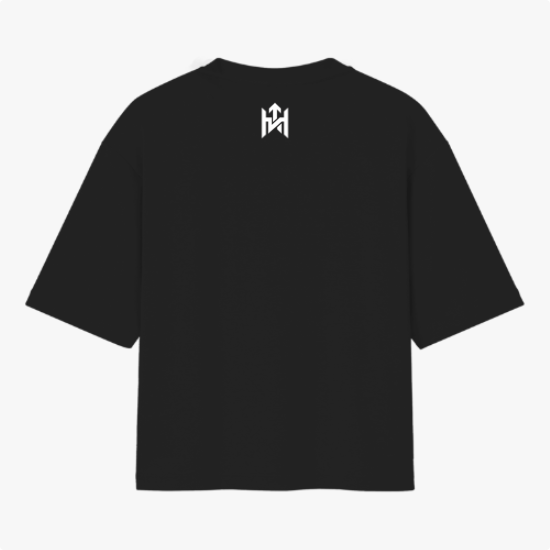Camiseta com estampa frontal de rosto sorridente decorado com folhas e texto "Elevate Your Frequency" emoldurado por elementos naturais e estampa traseira de símbolo geométrico simples próximo à gola.