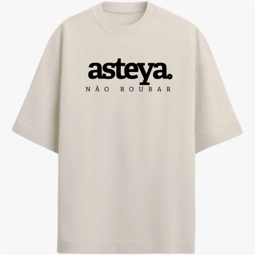 Camiseta com estampa frontal de "asteya" e "NÃO ROUBAR" e estampa traseira de "yamas" com lista de palavras como "satya", "brahmacharya", "ahimsa", "asteya" e "aparigraha".