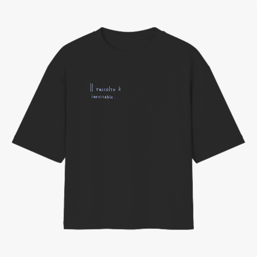 Camiseta com estampa frontal de texto em letras simples "Il raccolto è inevitabile." e estampa traseira de vaso azul com três flores amarelas e caule verde.