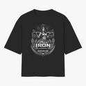 Camiseta com estampa frontal de guerreira musculosa segurando halteres, emblema com a inscrição "Iron Discipline" e elementos tribais ao redor.