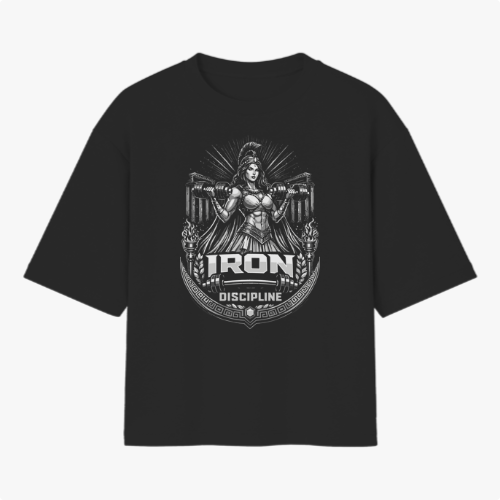 Camiseta com estampa frontal de guerreira musculosa segurando halteres, emblema com a inscrição "Iron Discipline" e elementos tribais ao redor.