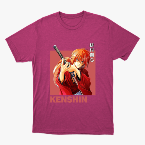 Camiseta com estampa frontal de personagem de anime empunhando uma espada, com cabelo laranja e trajando kimono, sobre fundo destacado, acompanhada por texto.
