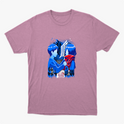 Camiseta com estampa frontal de duas figuras de perfil, uma com cachecol, enquadradas por um emblema, com silhuetas de várias pessoas ao fundo.