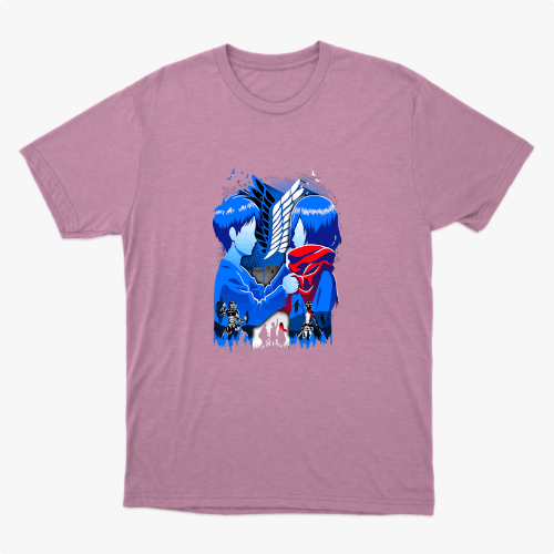 Camiseta com estampa frontal de duas figuras de perfil, uma com cachecol, enquadradas por um emblema, com silhuetas de várias pessoas ao fundo.