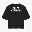Camiseta com estampa frontal de "IRON DISCIPLINE" em estilo metálico e estampa traseira com "SEM DESCULPAS" em texto destacado acima de "IRON DISCIPLINE".