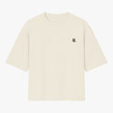 Camiseta com estampa frontal de monograma estilizado e estampa traseira de ilustração de figura crucificada sobreposta a repetição da palavra "JESUS".