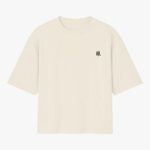 Camiseta com estampa frontal de monograma estilizado e estampa traseira de ilustração de figura crucificada sobreposta a repetição da palavra "JESUS".