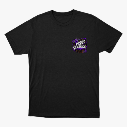 Camiseta com estampa frontal de letras estilizadas acompanhadas por um padrão geométrico vibrante em segundo plano.