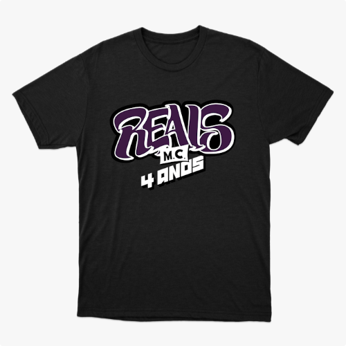 Camiseta com estampa frontal de letras estilizadas "Reals M.C. 4 Anos" em grafite e estampa traseira de um crânio segurando um cartão com símbolo.