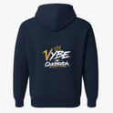 Moletom com estampa frontal de "Vybe de Quebrada" com coroa estilizada e detalhes, e estampa traseira da mesma frase enfatizada com fontes dinâmicas.