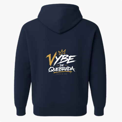 Moletom com estampa frontal de "Vybe de Quebrada" com coroa estilizada e detalhes, e estampa traseira da mesma frase enfatizada com fontes dinâmicas.