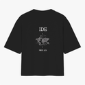 Camiseta com estampa frontal de lettering minimalista com a palavra "Verbo" e estampa traseira de globo terrestre, azimute, "IDE" e referência bíblica "Marcos 16:14".