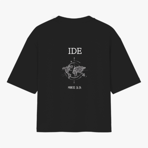 Camiseta com estampa frontal de lettering minimalista com a palavra "Verbo" e estampa traseira de globo terrestre, azimute, "IDE" e referência bíblica "Marcos 16:14".