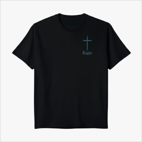 Camiseta com estampa frontal de cruz detalhada e escrito "Legio", e estampa traseira com esqueleto orando rodeado de caveiras e detalhes circulares.