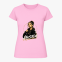 Camiseta com estampa frontal de uma mulher estilizada segurando um microfone, com a palavra "ABUSADA" em destaque logo abaixo da ilustração.