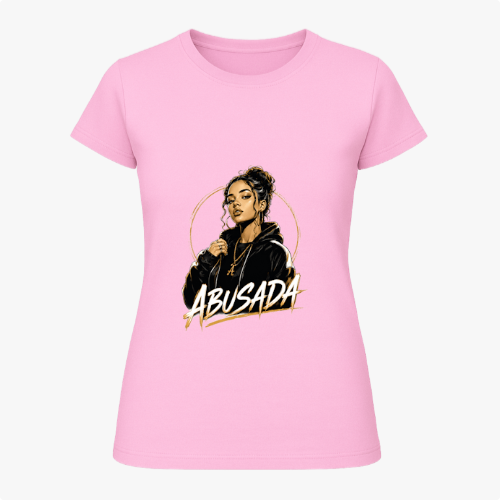 Camiseta com estampa frontal de uma mulher estilizada segurando um microfone, com a palavra "ABUSADA" em destaque logo abaixo da ilustração.