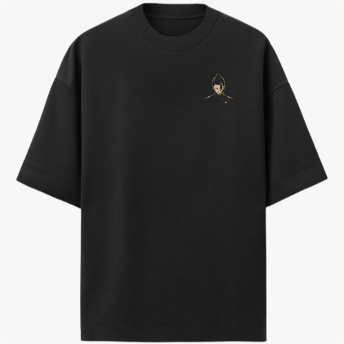Camiseta com estampa frontal de figura minimalista estilo samurai e estampa traseira de dragão detalhado em meio a elementos ondulantes e místicos.