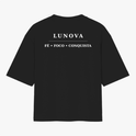 Camiseta com estampa frontal de uma cruz estilizada com asas abertas e estampa traseira de palavra "LUNOVA" seguida por "FÉ • FOCO • CONQUISTA".