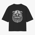 Camiseta com estampa frontal de figura mitológica levantando halteres grandes, rodeada por padrões ornamentais e texto "Iron Discipline" em destaque.
