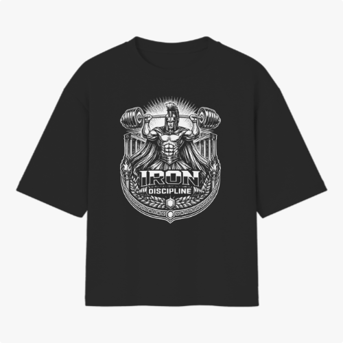 Camiseta com estampa frontal de figura mitológica levantando halteres grandes, rodeada por padrões ornamentais e texto "Iron Discipline" em destaque.