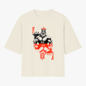 Camiseta com estampa frontal de um rei musculoso segurando um haltere, adornado com uma coroa e cercado por letras K estilizadas verticalmente.