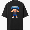 Camiseta com estampa frontal de texto estilizado "O PODEROSO GARINZINHO" e estampa traseira com texto semelhante acima de uma imagem de bebê musculoso.