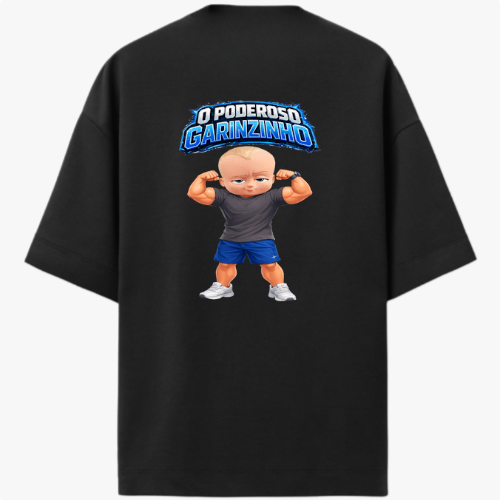 Camiseta com estampa frontal de texto estilizado "O PODEROSO GARINZINHO" e estampa traseira com texto semelhante acima de uma imagem de bebê musculoso.