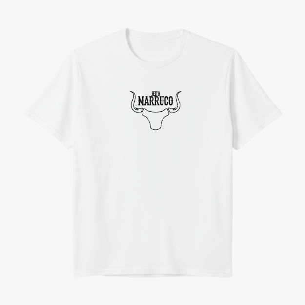 Camiseta com estampa frontal de chifre estilizado com a inscrição centralizada "Jeito Marruco" acima da base dos chifres.