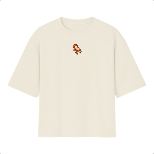 Camiseta com estampa frontal de personagem sorridente usando chapéu e estampa traseira de crânio estilizado cercado por ossos, malhas e texto gótico.