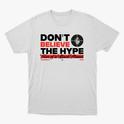 Camiseta com estampa frontal de texto "Don't Believe the Hype" em negrito, incluindo um alvo icônico e a frase decorativa "Fear of a Black Planet".