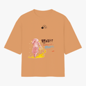 Camiseta com estampa frontal de personagem em posição dinâmica com texto em estilo japonês, e estampa traseira de quadrinhos com cenas e personagens em contraste.