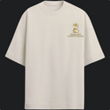 Camiseta com estampa frontal de símbolo com coroa e texto, e estampa traseira de carpa koi sob lua, cercada por águas e flores, com descrições.