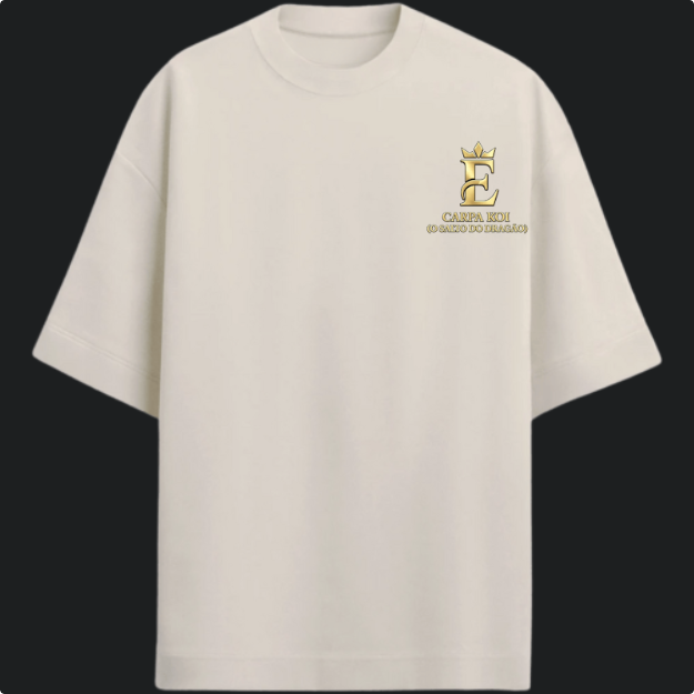 Camiseta com estampa frontal de símbolo com coroa e texto, e estampa traseira de carpa koi sob lua, cercada por águas e flores, com descrições.