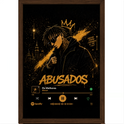 Pôster com estampa de figura estilizada com coroa, arranha-céus ao fundo, palavras "ABUSADOS" e interface de player de música com detalhes urbanos.