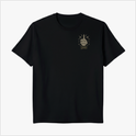 Camiseta com estampa frontal de mão esquelética com sinais e estampa traseira de esqueleto segurando arma dentro de losango estilizado.