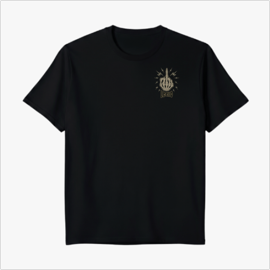 Camiseta com estampa frontal de mão esquelética com sinais e estampa traseira de esqueleto segurando arma dentro de losango estilizado.