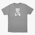 Camiseta com estampa frontal de gamepad com botões coloridos abaixo da frase "DEUS ESTÁ NO", acompanhada de referência textual "1 Coríntios 2:9".