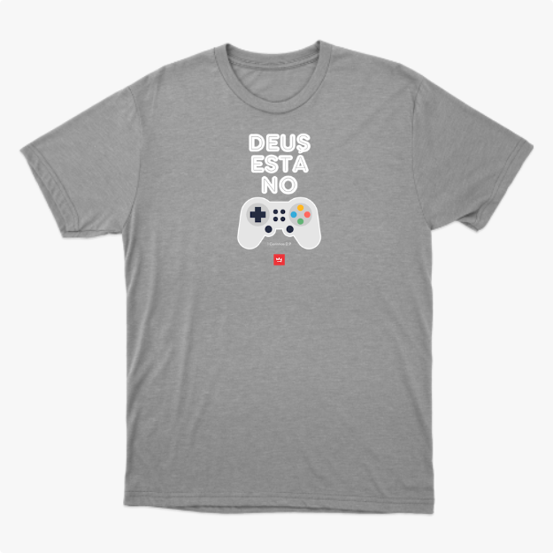 Camiseta com estampa frontal de gamepad com botões coloridos abaixo da frase "DEUS ESTÁ NO", acompanhada de referência textual "1 Coríntios 2:9".