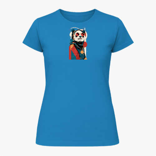 Camiseta com estampa frontal de panda estilizado, vestindo roupa clássica e chapéu, sobre fundo geométrico abstrato contrastante.