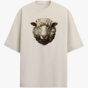 Camiseta com estampa frontal de uma cabeça detalhada de carneiro, mostrando traços realistas e expressão serena em foco central.