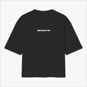 Camiseta com estampa frontal de texto estilizado. Estampa traseira de bola sorridente verde com textos verticais distorcidos e estilizados ao redor.